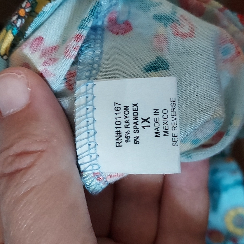 Kim and Cami Floral short sleeve top, NWOT! - Picture 5 of 7
